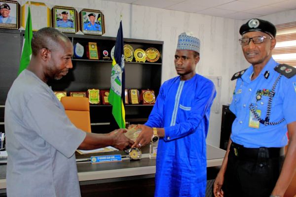 Kano: CP Gumel commends tricycle rider for returning N330, 000 picked by road side - Vimarsana News