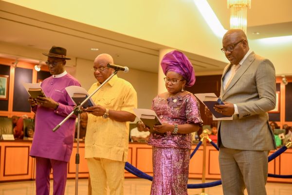 Dr. Jacobson Nbina, Engr. Charles Amadi, Dr. Roseline Adawari Uranta & Christopher Green Esq, being sworn in as Commissioners by Gov. Fubara at the Executive Council Chambers of Government House, Port Harcourt, Rivers State on Friday