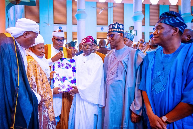 The president receive the Quran from the Chief Imam of the Lagos Central Mosque