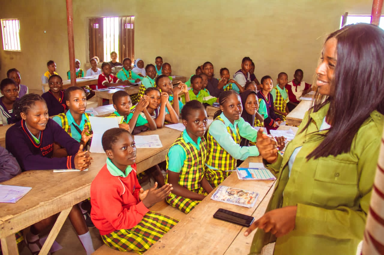 Corps member Deborah Adewale empowers 100 teenage girls in Oyo - Vimarsana News